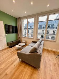 Very bright newly renovated apt with AC