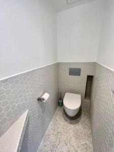 Very bright newly renovated apt with AC