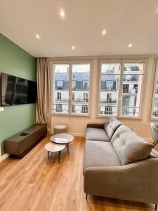 Very bright newly renovated apt with AC