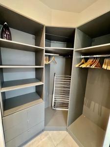 Very bright newly renovated apt with AC