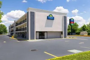 Day's Inn & Suites by Wyndham Indianapolis Airport East - Plainfield