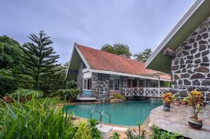 SaffronStays Castle Rock