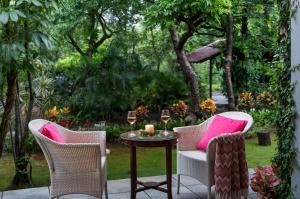 SaffronStays Castle Rock