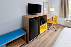 Queen Room - Non-Smoking room in Days Inn & Suites by Wyndham Siler City