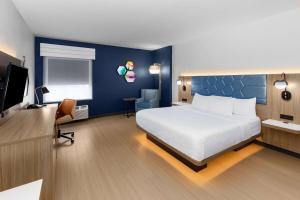 King Room with Roll-In Shower - Mobility/Hearing Accessible - Non-Smoking room in La Quinta by Wyndham San Antonio Northwest