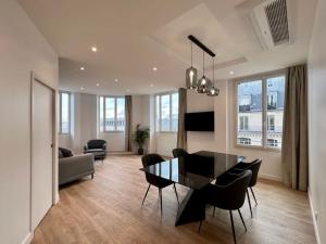 Bright newly renovated apt with AC