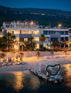 Paoma Luxury Beach Suite with jacuzzi