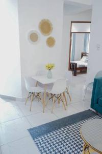 Ebony Home 2BR Wi-Fi Parking Balcony Near Beach Casey Apartment