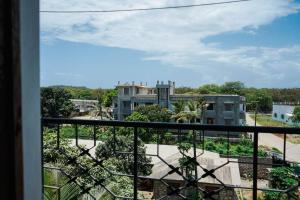 Ebony Home 2BR Wi-Fi Parking Balcony Near Beach Casey Apartment