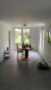Sch1 Schleswiger Str.19,30165 Hannover,UG,2 x SZ ( 2 x Doppelbett )