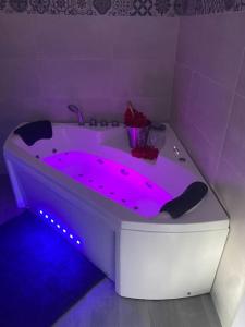 Villas Magnifique villa avec piscine, Jacuzzi et Baignoire Balneo : photos des chambres