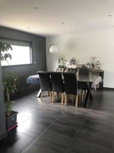 Villas Magnifique villa avec piscine, Jacuzzi et Baignoire Balneo : photos des chambres
