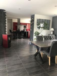 Villas Magnifique villa avec piscine, Jacuzzi et Baignoire Balneo : photos des chambres