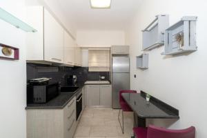 Modern Apartment in Thiseio with Balcony