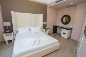 Deluxe Suite with Balcony and Side Sea View room in Sole Luna Hotel