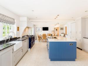 Luxurious Riverside 4Bed Family Home Tiddington Pass The Keys