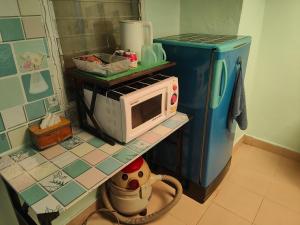 Spacious Studio with Private kitchen near Skytrain