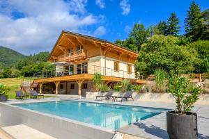 Villas Chalet Neuf 10 personnes, Piscine et Spa : photos des chambres