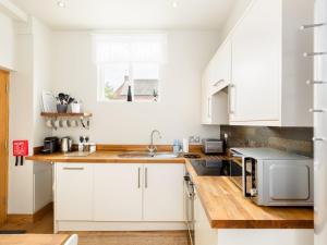 CV37 9HF The Tack Room Shottery · Charming 1Bed in Shottery with secure Parking Pass The Keys