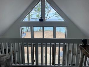 Beautiful Overlooking Shoreline 3BDR Chalet ➠18396