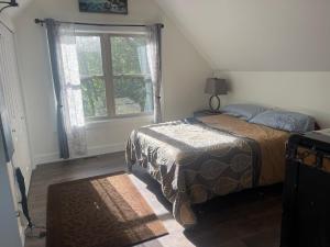 Beautiful Overlooking Shoreline 3BDR Chalet ➠18396