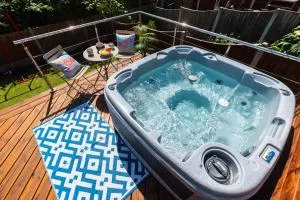 Beach House Hot Tub Getaway - Allhallows