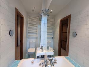 Midcentury modern, quiet, 40m studio with bath