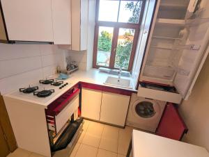 Midcentury modern, quiet, 40m studio with bath