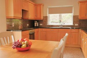 4BR Home with Stunning Harbour Views in the Heart of Kllybegs