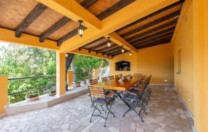 6 Bedroom Awesome Home In Prolozac 