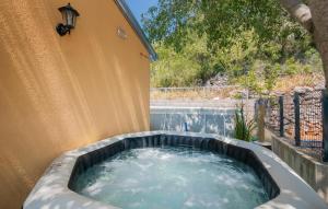 6 Bedroom Awesome Home In Prolozac 