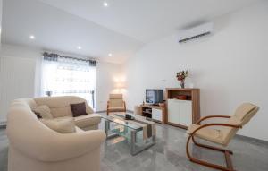 6 Bedroom Awesome Home In Prolozac