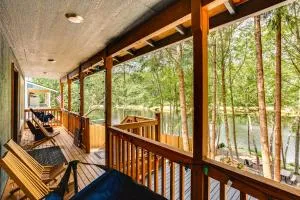 Lakefront Gig Harbor Home with Deck and Views - Grapeview