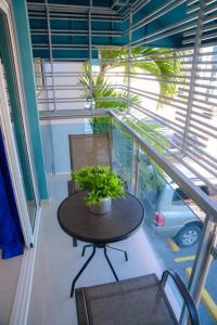 Harmony II , 5 Min to Airport, Pool View Balcony