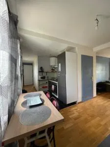 Appartement traversant avec balcon et belle vue sur jardin, proche des commodités et à moins de 30 minutes de Paris en transport - Noiseau