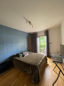 Appartement traversant avec balcon et belle vue sur jardin, proche des commodités et à moins de 30 minutes de Paris en transport