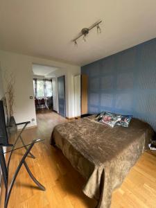 Appartement traversant avec balcon et belle vue sur jardin, proche des commodités et à moins de 30 minutes de Paris en transport