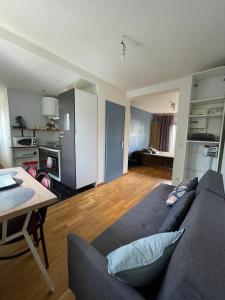 Appartement traversant avec balcon et belle vue sur jardin, proche des commodités et à moins de 30 minutes de Paris en transport