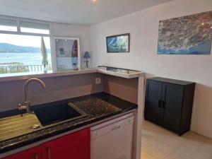 Appartement 1er étage, "les pieds dans leau", Le Lavandou - FR-1-308-61