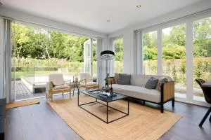 The Putney Hideaway - Modern and Elegant 3BDR Flat with Patio - London