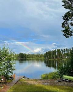Tunnelmallinen ilmastoitu järvenrantahuvila