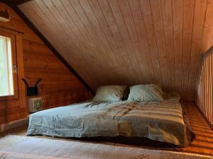 Tunnelmallinen ilmastoitu järvenrantahuvila