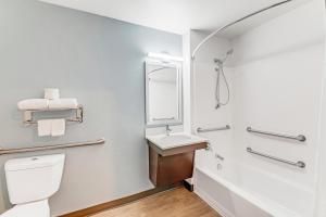 Queen Room  with Tub - Disability Access/Non-Smoking room in WoodSpring Suites Austin North I-35