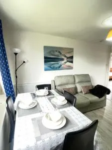 3 Bed Serviced Accommodation with Free Parking & Tram Stop, 10 minutes from Airport and Center - Ratho