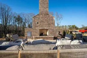 Upscale, New Apt, Pool, Long Stays - Jefferson