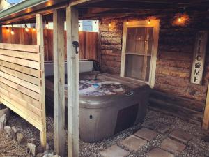 Ruidosos Midtown Retreat Cozy Cabin with AC