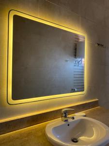 90m Roof 2 bedrooms apartment 5th settlement walking distance from AUC