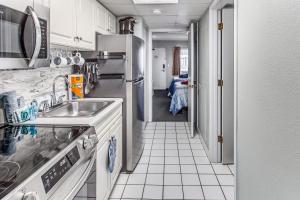 Grande Shores Resort Condo with Pools Walk to Beach