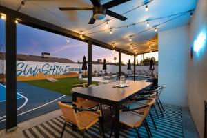 Sportscourt Hot Tub & Pool Game Room Cornhole BBQ