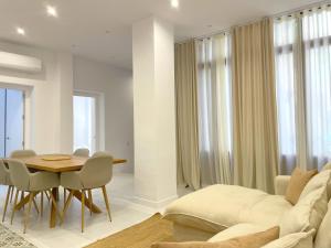 Piso con patio, 3 habitaciones, en La Goleta